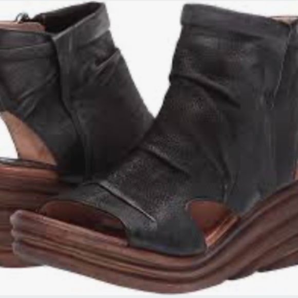 MizMooz sandals sz 10 - Picture 3 of 13